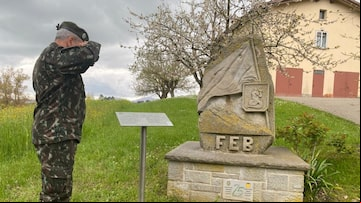 O general Tomás Miguel Paiva presta, solitário, continência ao movimento em memória dos brasileiros mortos durante ataque ao Monte Castelo, na Itália. Crédito: Exército Brasileiro. Foto: Exército Brasileiro