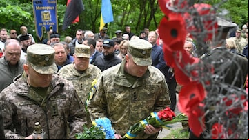Militares ucranianos participam de uma cerimônia para marcar o Dia da Lembrança e o 80º aniversário do fim da 2ª Guerra, em Lviv