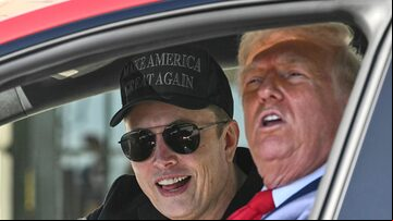 O presidente dos Estados Unidos, Donald Trump, senta em um carro da Tesla ao lado do bilionário Elon Musk, em Washington