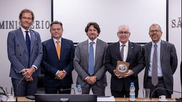 O procurador-geral de Justiça de São Paulo, Paulo Sérgio de Oliveira e Costa (segundo, da dir. para a esq.), ao lado de autoridades italianas. Foto: MPSP